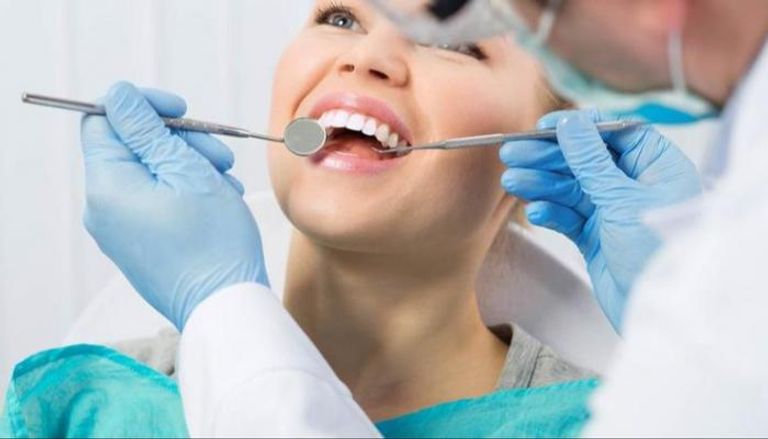 يجب زيارة الطبيب بصفة مستمرة للوقاية من التهاب جذور الأسنان