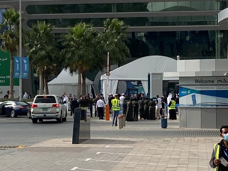 لحظة دخول الزوار  معرضي "آيدكس ونافدكس 2021" في أبوظبي