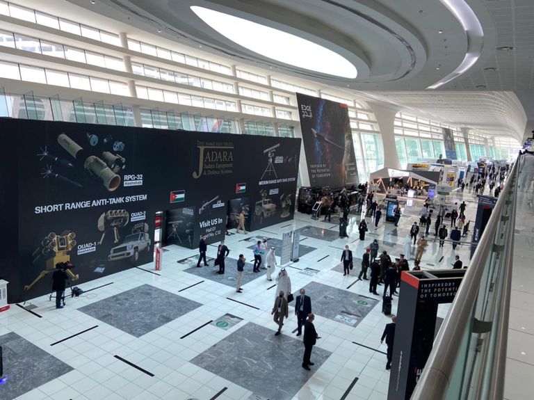 تجول الزوار في معرضي "آيدكس ونافدكس 2021" في أبوظبي 