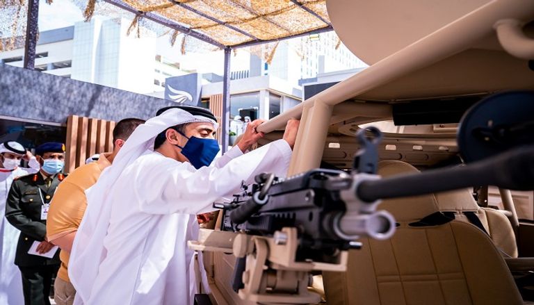 جانب من جولة الشيخ عبدالله بن زايد آل نهيان في "آيدكس 2021" جانب من جولة الشيخ عبدالله بن زايد آل نهيان في