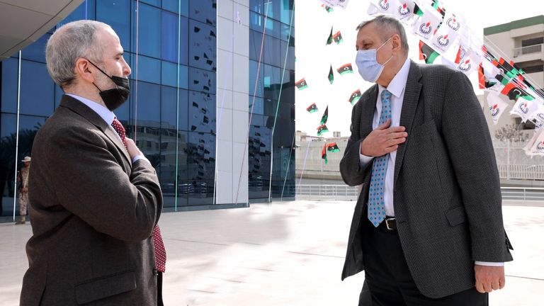 جانب من لقاء صنع الله والمبعوث الأممي كوبيش