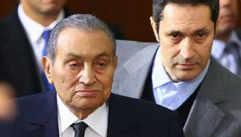 الرئيس المصري الراحل محمد حسني مبارك ونجله علاء- أرشيفية