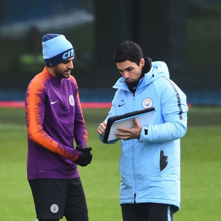 مايكل أرتيتا مدرب أرسنال الحالي مع رياض محرز في مانشستر سيتي