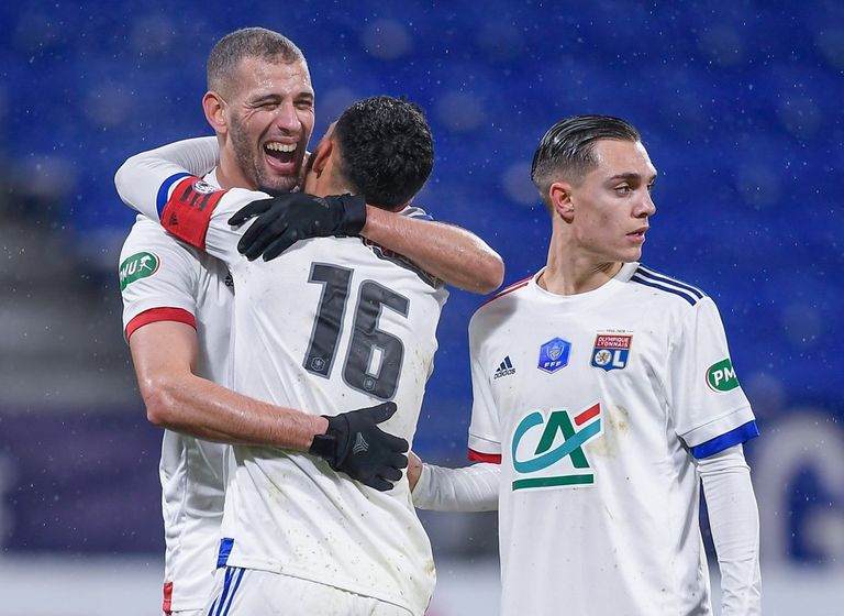 إسلام سليماني مهاجم ليون مع زملائه إسلام سليماني مهاجم ليون