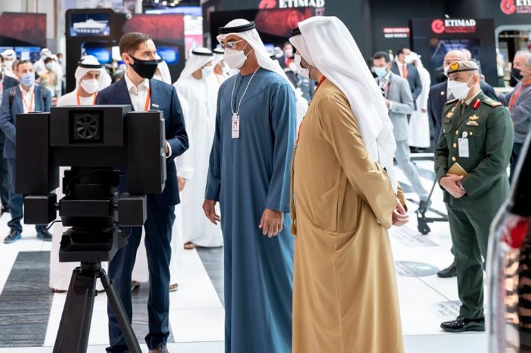 محمد بن زايد خلال زيارته آيدكس 2021