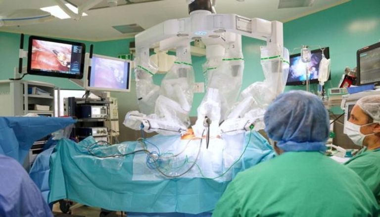 الروبوت دافنشي أثناء إجرائه العملية الجراحية