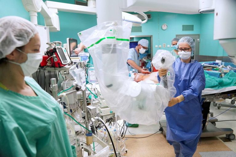 الروبوت دافنشي أثناء إجرائه العملية الجراحية