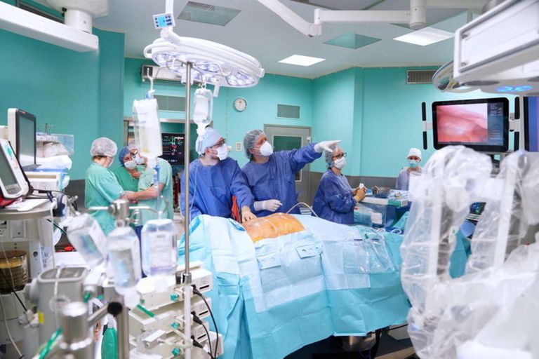 الروبوت دافنشي أثناء إجرائه العملية الجراحية