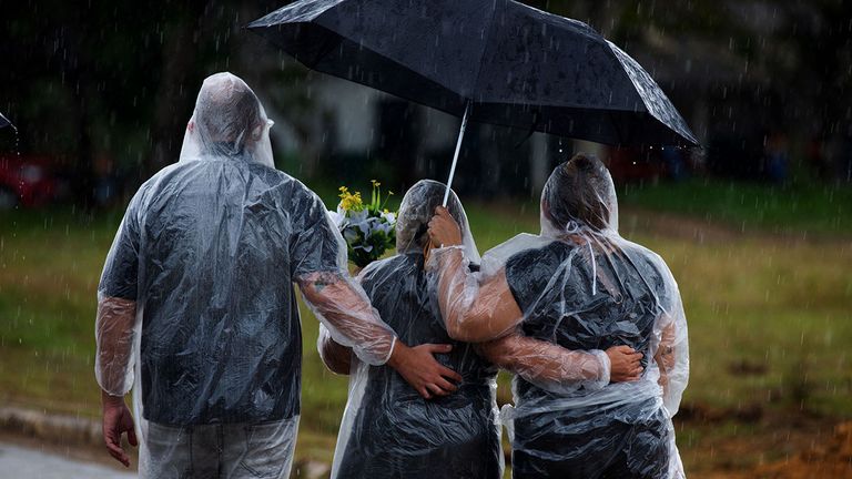 كورونا حول العالم امرأة تضبط الكمامة على وجه طفل