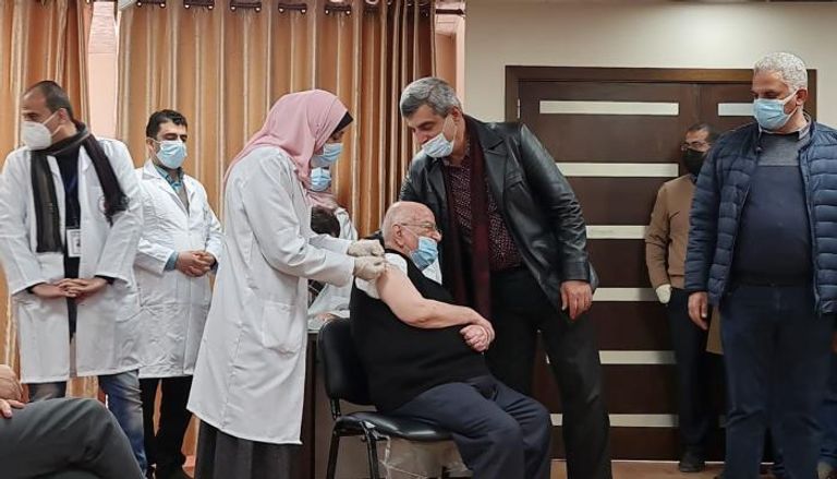وزير الصحة الفلسطيني الأسبق رياض الزعنون يتلقى لقاح كورونا بغزة
