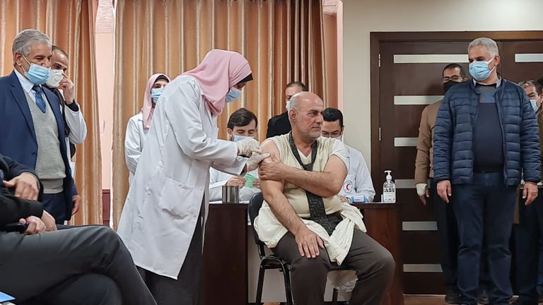 وزير الصحة الفلسطيني الأسبق رياض الزعنون يتلقى لقاح كورونا بغزة
