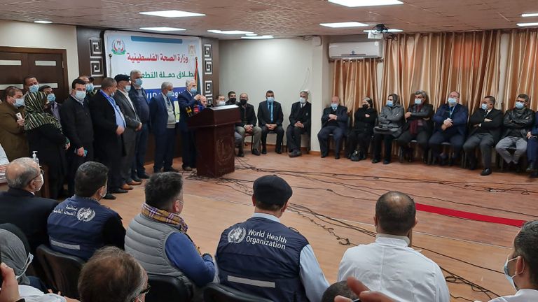 وزير الصحة الفلسطيني الأسبق رياض الزعنون يتلقى لقاح كورونا بغزة