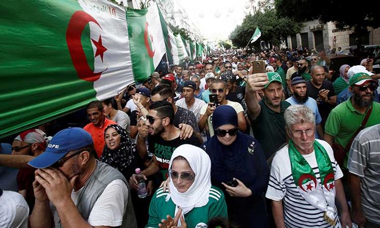 مظاهرة في الحراك الشعبي بالجزائر مطالبة بالتغيير الجذري - أرشيفية