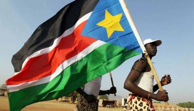 مواطن جنوب سوداني يحمل علم بلاده