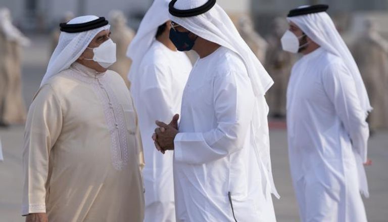 العاهل البحريني والشيخ محمد بن زايد آل نهيان خلال لقاء سابق