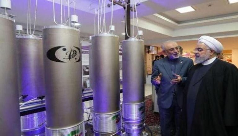 الرئيس الإيراني حسن روحاني داخل إحدى المنشآت النووية - أرشيفية
