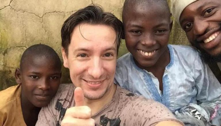 السفير الإيطالي الراحل يتوسط ثلاثة أطفال في الكونغو الديمقراطية