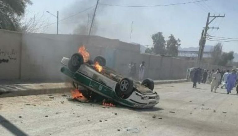 إحراق سيارة شرطة في مدينة سراوان الإيرانية