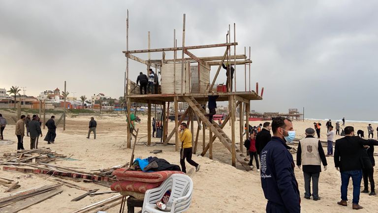 متطوعون يشاركون بتنظيف شاطئ غزة