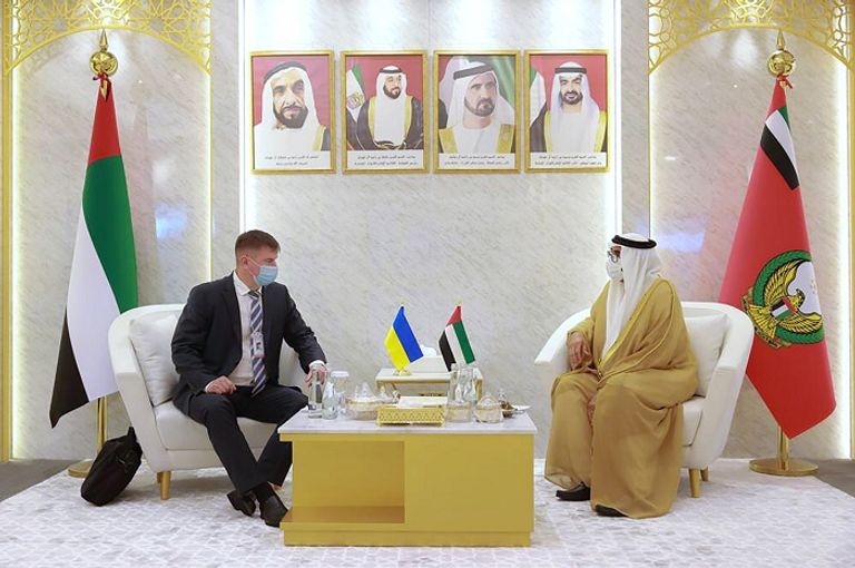 جانب من لقاءات وزير الدولة لشؤون الدفاع الإماراتي بكبار ضيوف معرض آيدكس