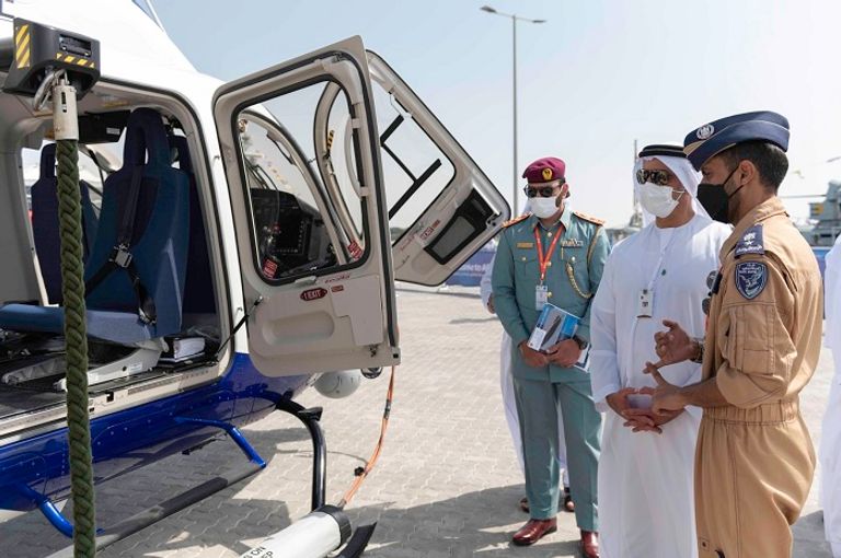 الشيخ سيف بن زايد آل نهيان خلال جولته بمعرض الدفاع البحري 