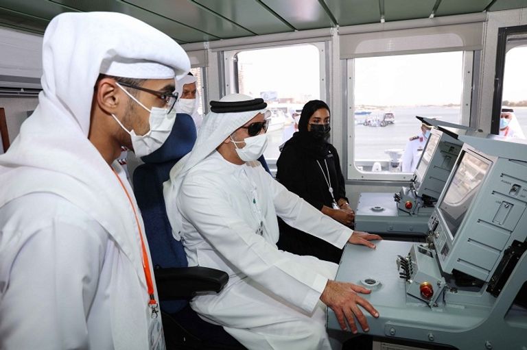 الشيخ سيف بن زايد آل نهيان خلال جولته بمعرض الدفاع البحري 