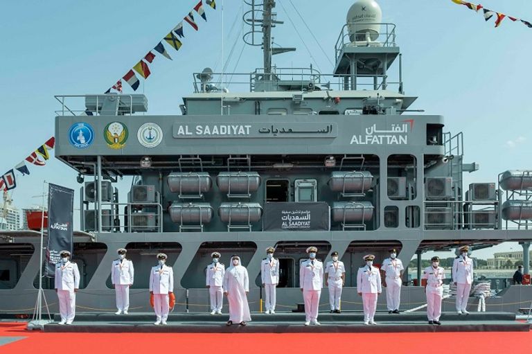 الشيخ سيف بن زايد آل نهيان خلال جولته بمعرض الدفاع البحري 