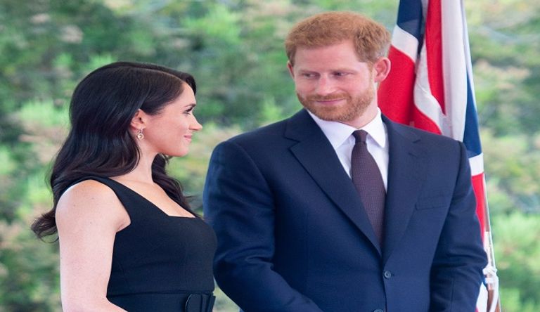 الملكة إليزابيث الثانية وإلى جوارها هاري وميجان - أرشيفية