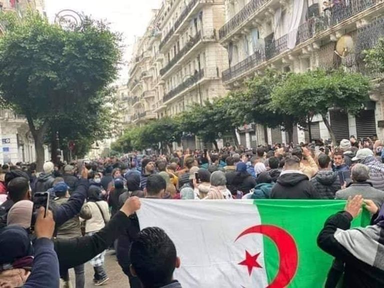 جزائريون يتظاهرون في الذكرى الثانية للحراك الشعبي