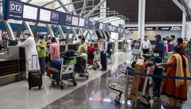مسافرون في مطار مسقط بسلطنة عمان - أ.ف.ب 
