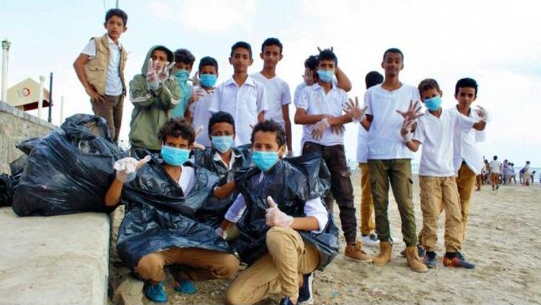 جانب من حملات نظافة طلابية في عدن