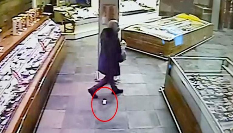 الرجل أثناء خروجه من المتجر بعد سقوط حقيبة الماس من جيبه