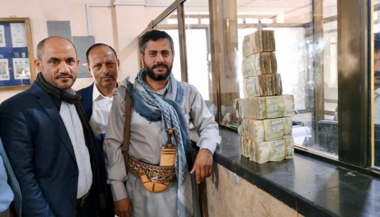 القيادي الحوثي البخيتي أثناء جمع جبايات الأموال لتمويل حرب مأرب