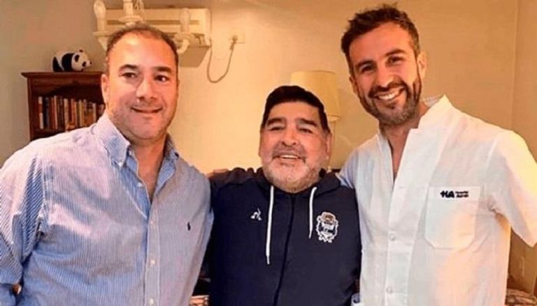 دييجو أرماندو مارادونا مع طبيبيه