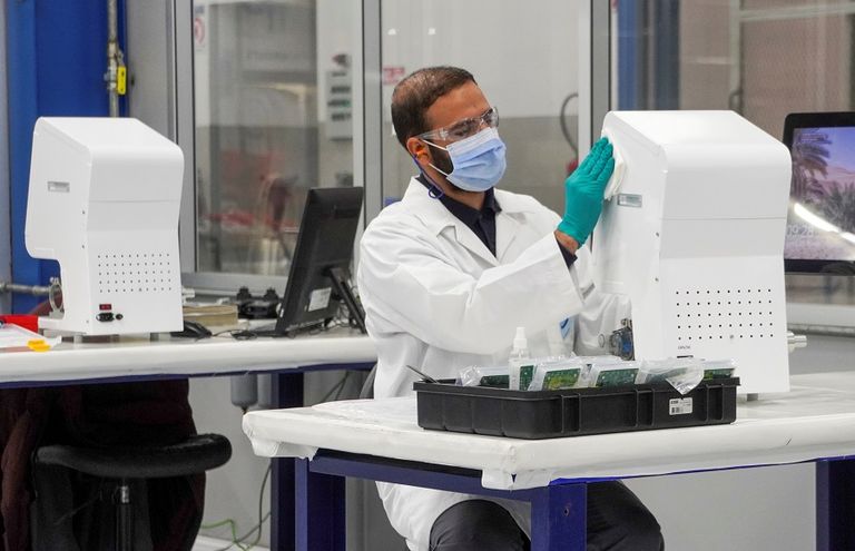 متخصصة مغربية في معمل تابع لشركة "إس.إي.آر.إم.بي" بالدار البيضاء