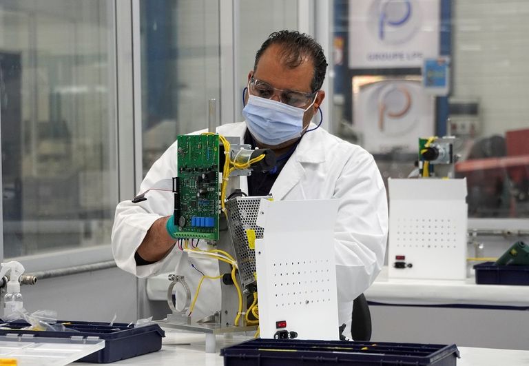 متخصصة مغربية في معمل تابع لشركة "إس.إي.آر.إم.بي" بالدار البيضاء