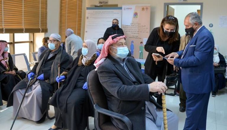 أردنيون ينتظرون دورهم في مركز للتطعيم بلقاح كورونا
