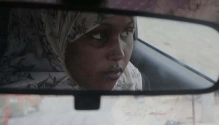 أشا محمد تقود سيارتها الأجرة