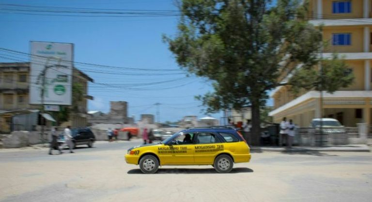 أشا محمد تقود سيارتها الأجرة
