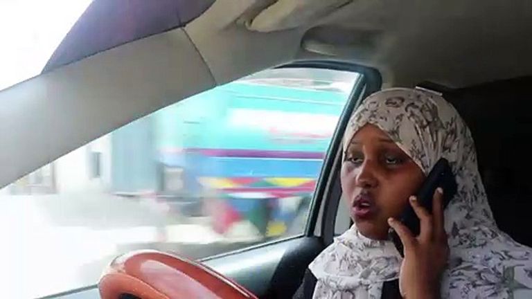 أشا محمد تقود سيارتها الأجرة