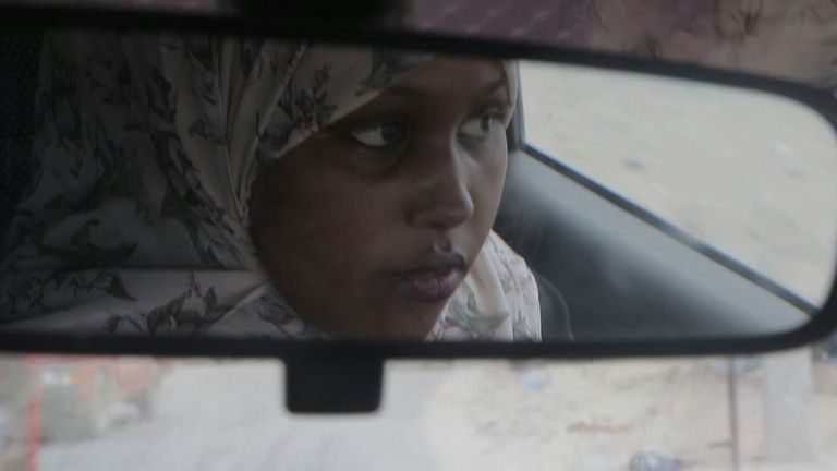 أشا محمد تقود سيارتها الأجرة