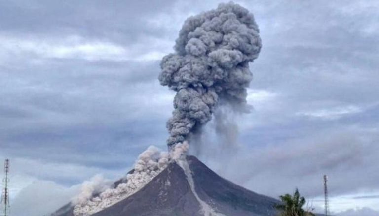 بركان جبل سينابونج الإندونيسي