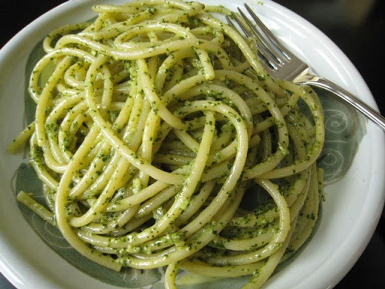 طبق مكرونة مضاف إليه عشب الريحان