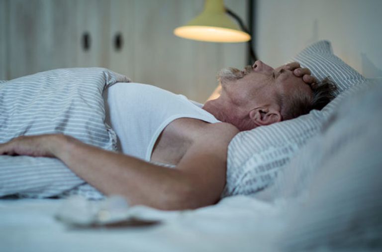 شاب يتصبب عرقا