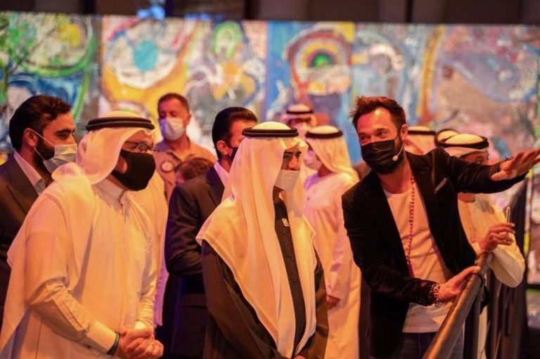 نهيان بن مبارك يزيح الستار عن لوحة "رحلة الإنسانية"