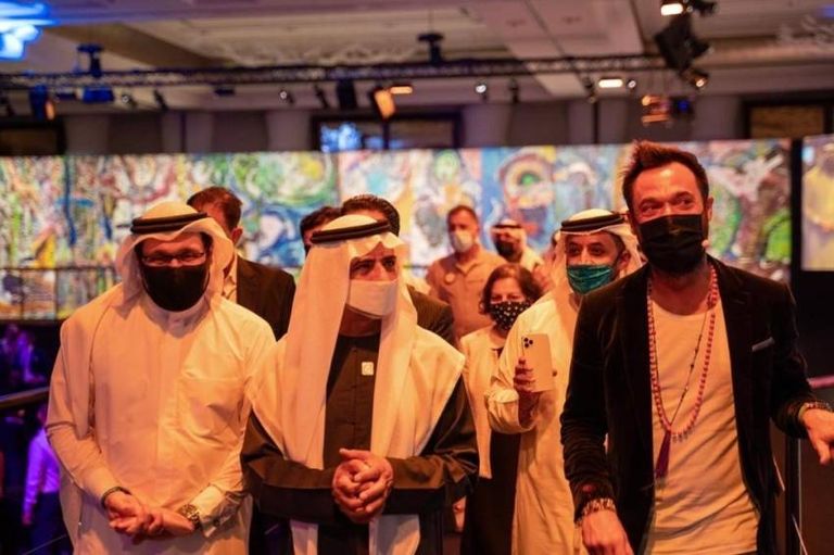 نهيان بن مبارك يزيح الستار عن لوحة "رحلة الإنسانية"