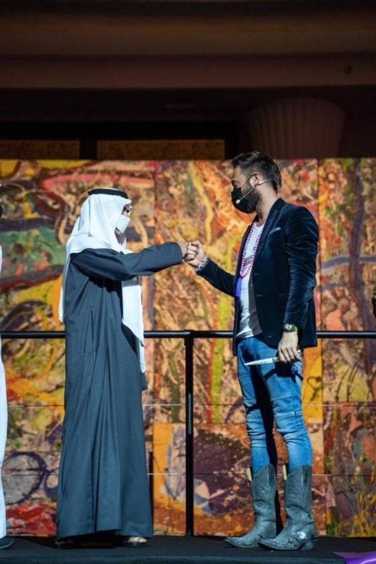 نهيان بن مبارك يزيح الستار عن لوحة "رحلة الإنسانية"