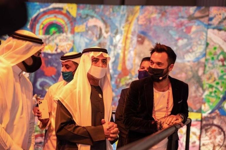 نهيان بن مبارك يزيح الستار عن لوحة "رحلة الإنسانية"