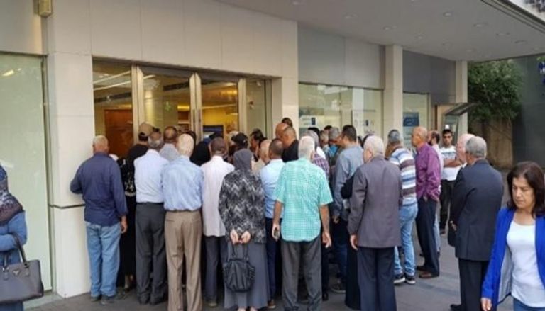 احتشاد العملاء أمام أحد البنوك اللبنانية