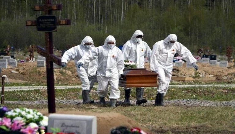 نقل جثمان أحد المتوفين بكورونا في روسيا- أرشيفية